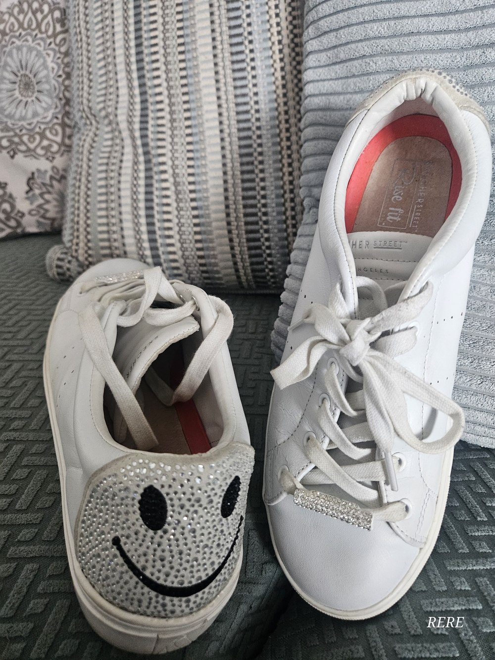 Skecher White leather Women's Sneakers with Rhinestone Smiley Accent Sz 9.5